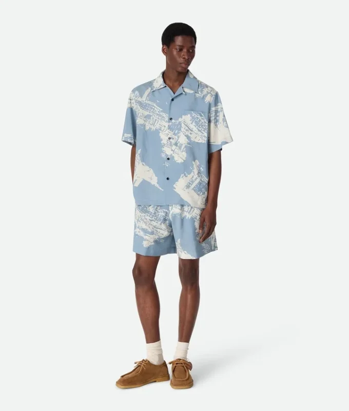 Pantalones cortos de seda con estampado de postal italiana