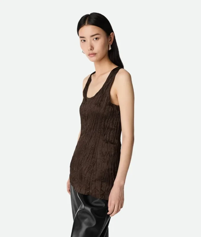 Camiseta sin mangas de satén de viscosa con efecto arrugado