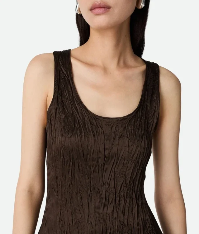 Camiseta sin mangas de satén de viscosa con efecto arrugado