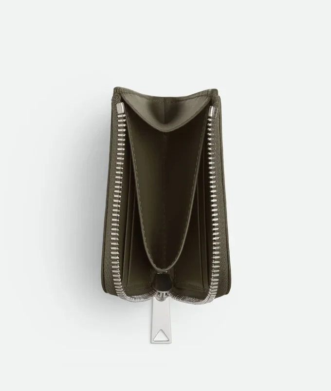 Cartera cuadrada con cremallera y estampado Intrecciato