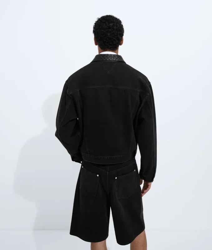 Chaqueta vaquera negra desgastada