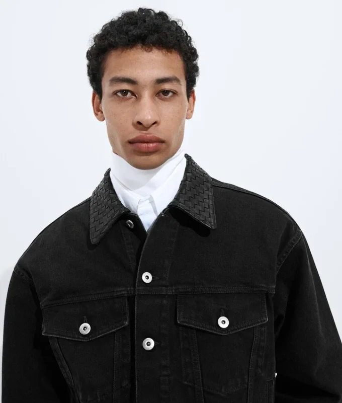 Chaqueta vaquera negra desgastada