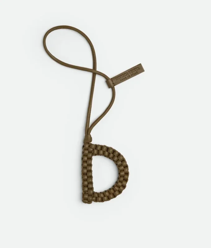 Colgante con la letra D