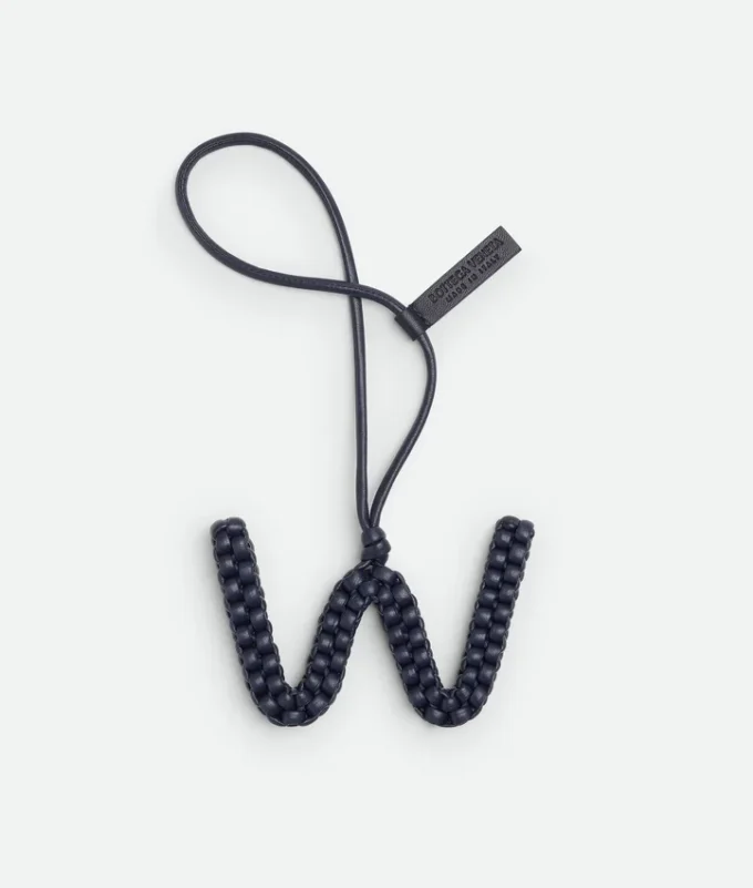 Colgante con la letra W