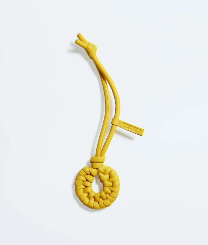 Colgante con nudo en forma de concha