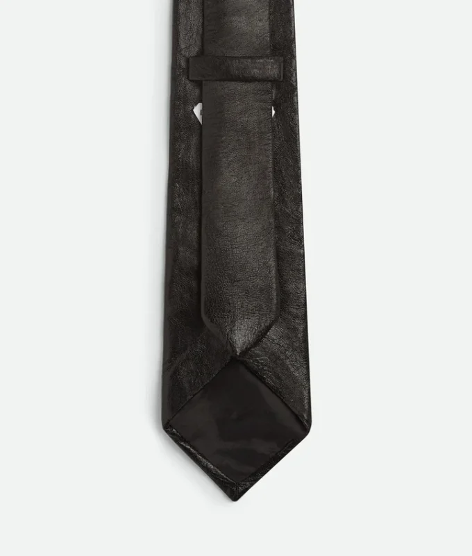 Corbata de piel brillante