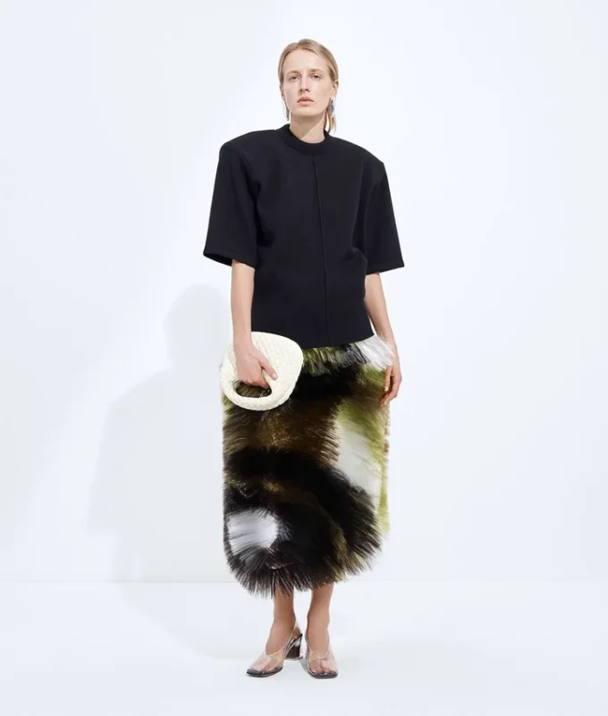 Falda bordada con flecos