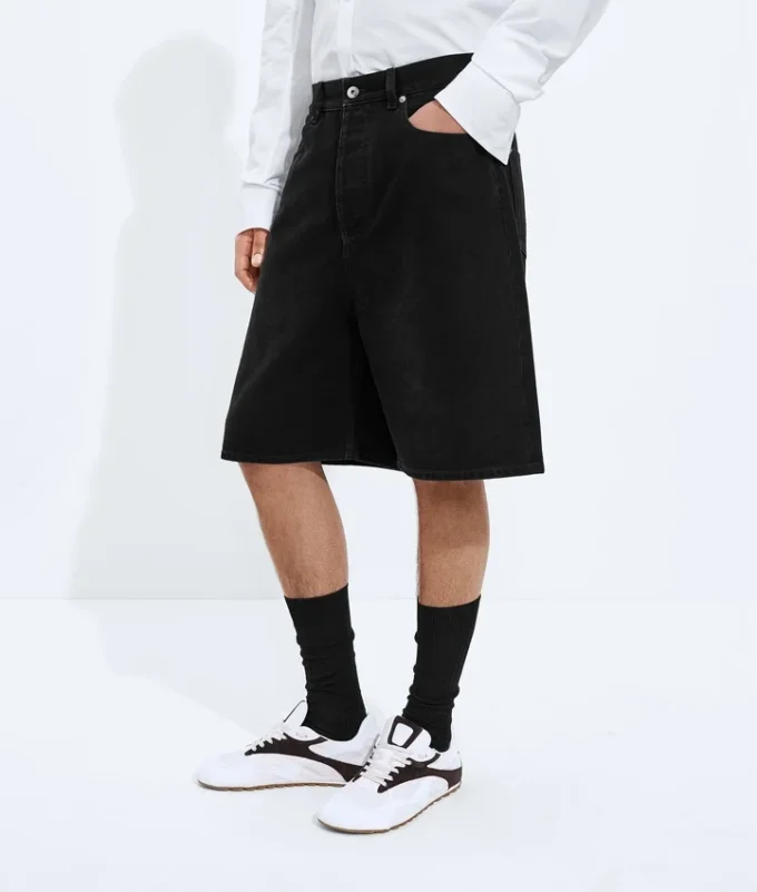 Pantalones cortos de denim negro desgastado