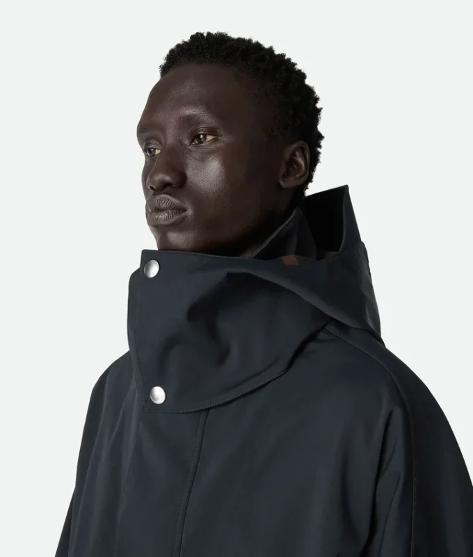 Parka con capucha de lana técnica laminada