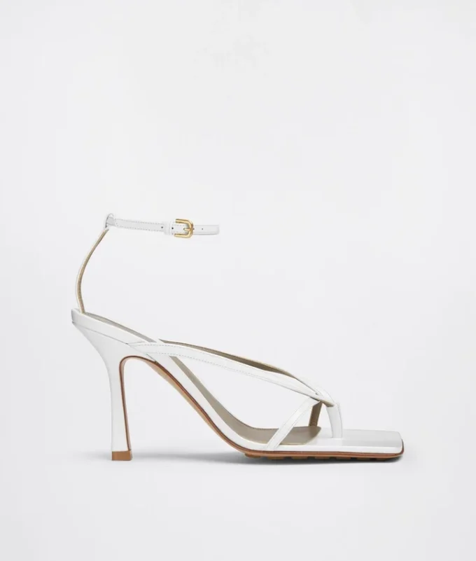 Sandalias con tiras elásticas