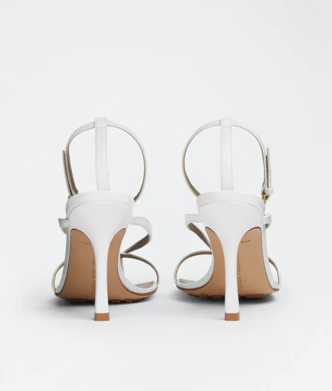 Sandalias con tiras elásticas