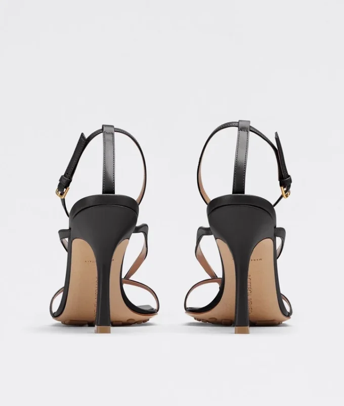 Sandalias con tiras elásticas