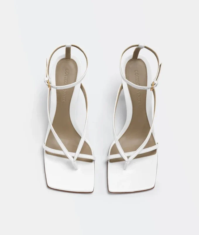 Sandalias con tiras elásticas