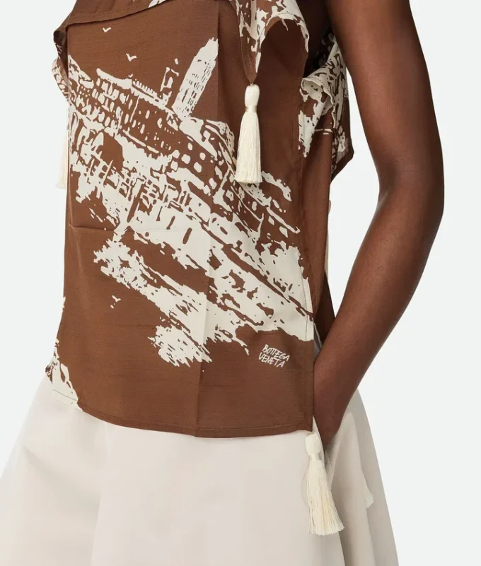 Top de seda con estampado de postal italiana