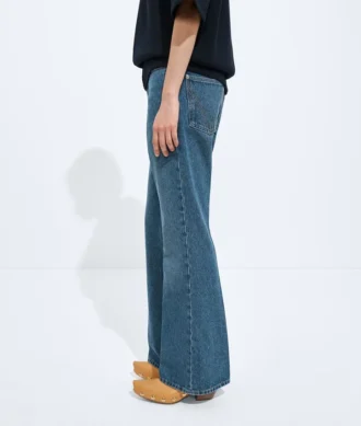 Vaqueros acampanados en índigo medio