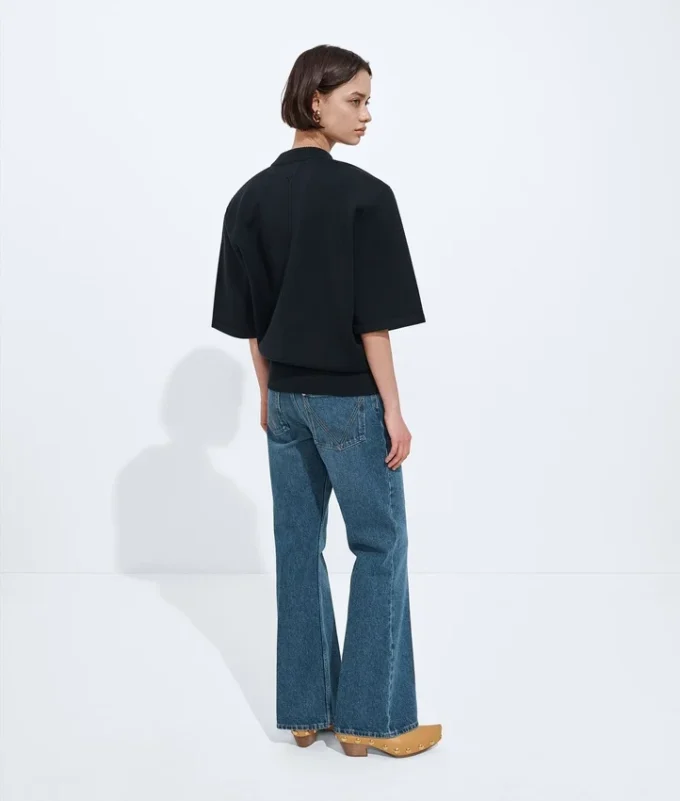 Vaqueros acampanados en índigo medio