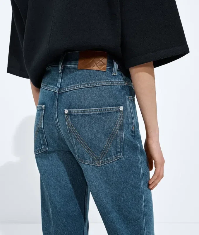Vaqueros acampanados en índigo medio
