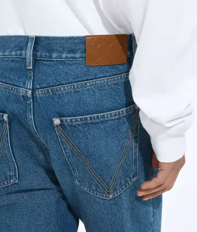 Vaqueros de pierna recta en índigo medio