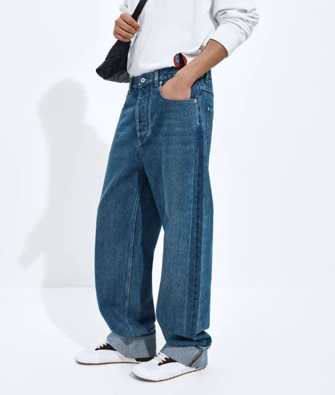 Vaqueros índigo de corte medio con bajo remangado