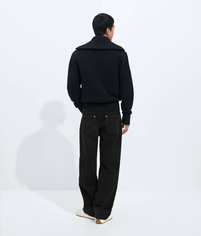 Vaqueros negros desgastados con vuelta