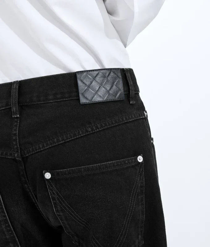 Vaqueros negros desgastados con vuelta